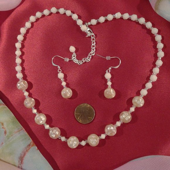 Handmade necklace/earring set in faceted pink with silver-plated findings - Picture 6 of 7